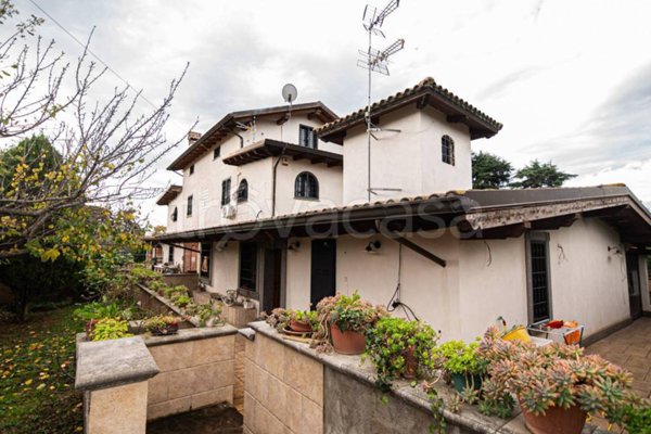 casa indipendente in vendita ad Albano Laziale in zona Pavona
