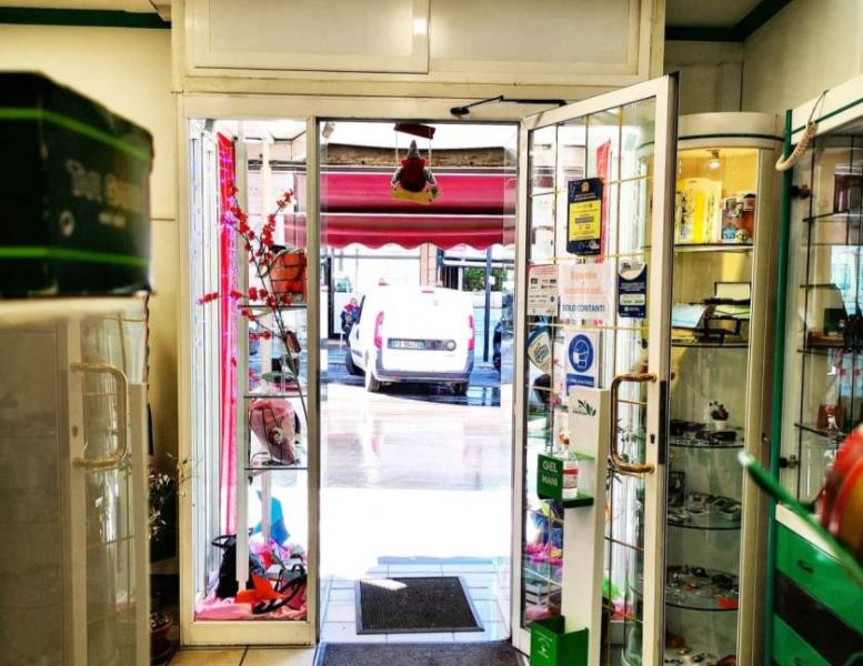 negozio in vendita ad Albano Laziale in zona Pavona