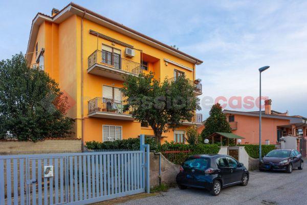 appartamento in vendita ad Albano Laziale in zona Pavona