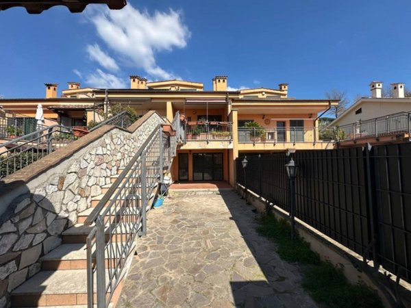 casa indipendente in vendita ad Albano Laziale in zona Cecchina