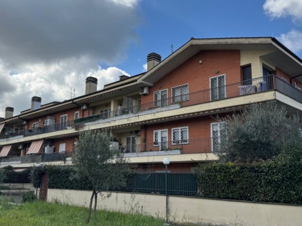 appartamento in vendita ad Albano Laziale in zona Pavona
