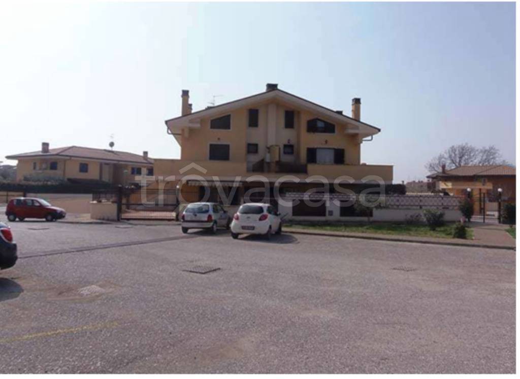 appartamento in vendita ad Albano Laziale in zona Pavona