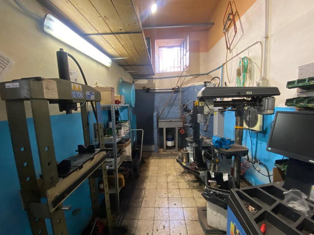 negozio in vendita ad Albano Laziale in zona Cecchina