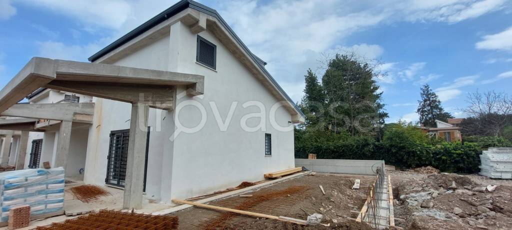 casa indipendente in vendita ad Albano Laziale in zona Pavona