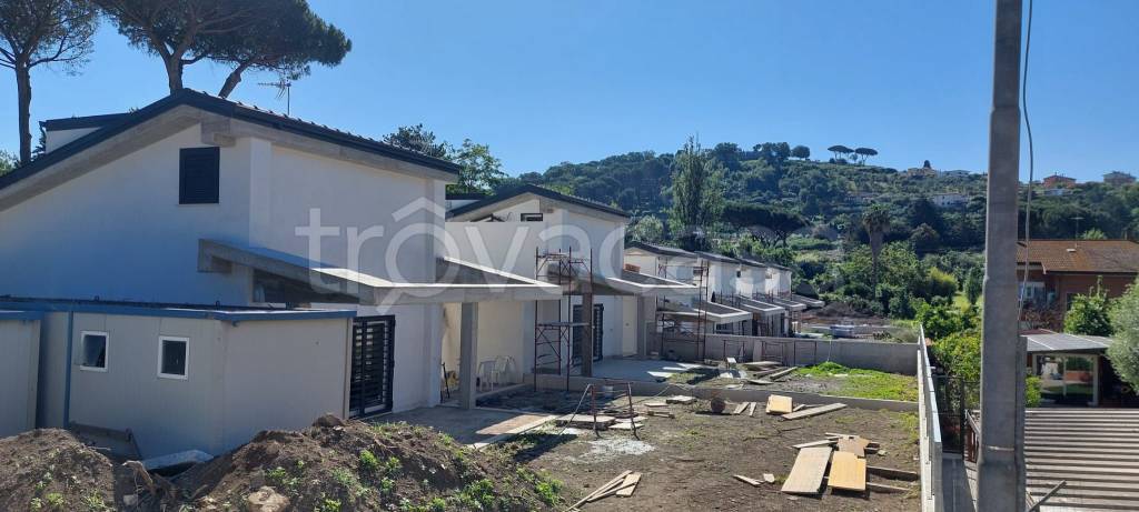 casa indipendente in vendita ad Albano Laziale in zona Pavona