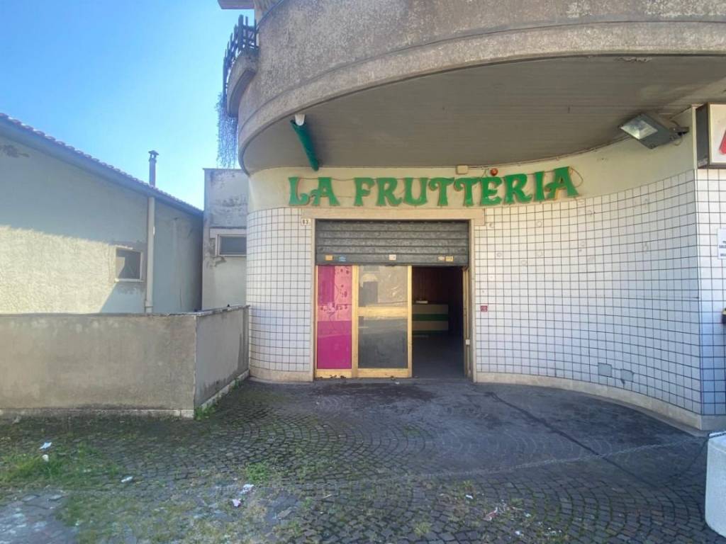negozio in vendita ad Albano Laziale in zona Cecchina