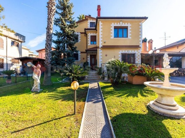 casa indipendente in vendita ad Albano Laziale in zona Pavona