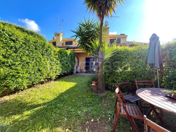 casa indipendente in vendita ad Albano Laziale in zona Cecchina