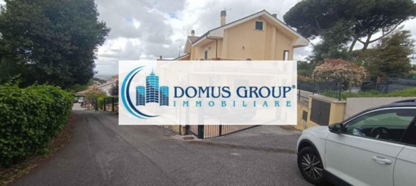 casa semindipendente in vendita ad Albano Laziale in zona Pavona