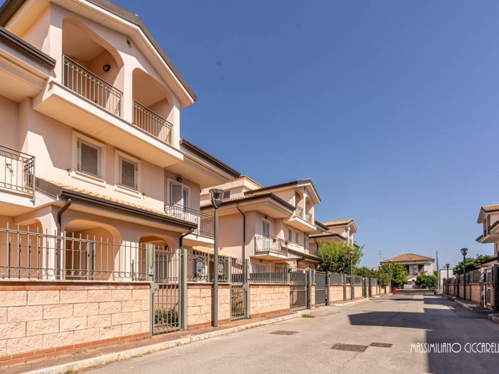 casa indipendente in vendita ad Albano Laziale in zona Cecchina