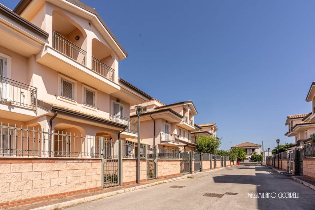 casa indipendente in vendita ad Albano Laziale in zona Cecchina