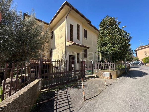 appartamento in vendita ad Albano Laziale in zona Cecchina