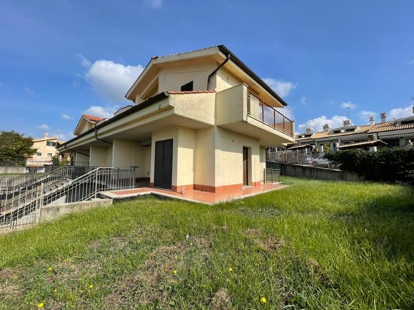 casa indipendente in vendita ad Albano Laziale in zona Cecchina