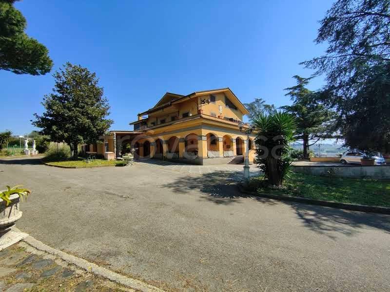 casa indipendente in vendita ad Albano Laziale in zona Pavona
