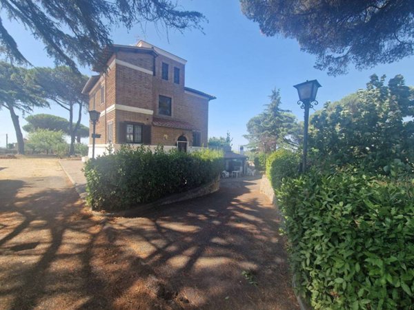 casa indipendente in vendita ad Albano Laziale in zona Cecchina