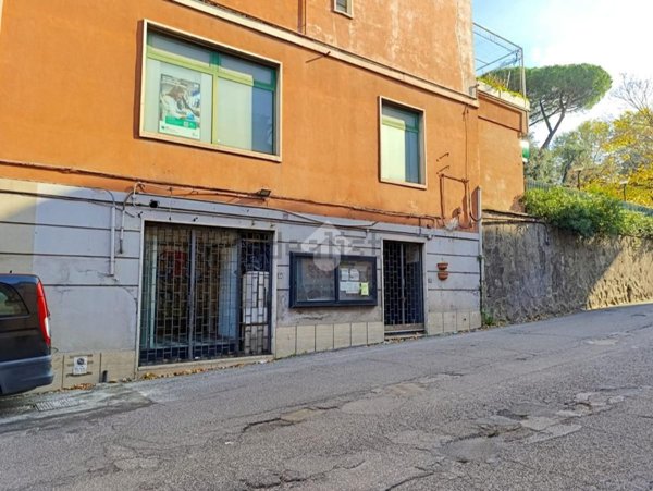 locale commerciale in vendita ad Albano Laziale