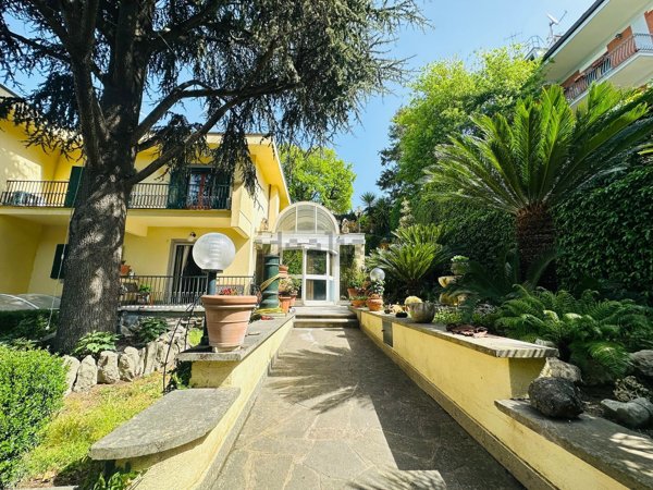 casa indipendente in vendita ad Albano Laziale