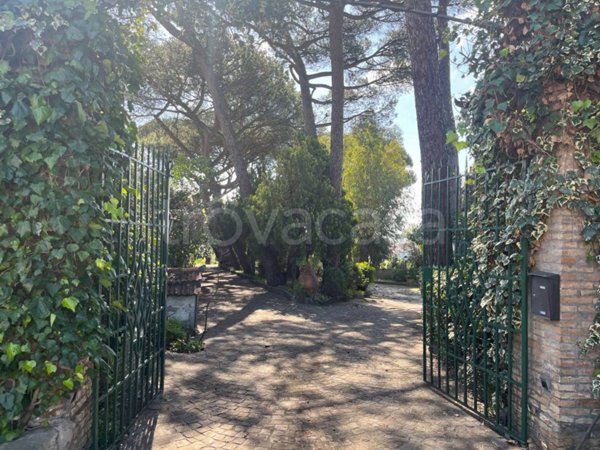 casa indipendente in vendita ad Albano Laziale in zona Cecchina