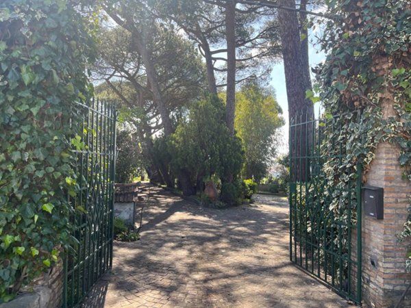 casa indipendente in vendita ad Albano Laziale in zona Cecchina