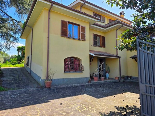 casa indipendente in vendita ad Albano Laziale in zona Pavona