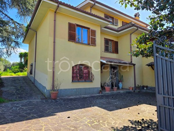 casa indipendente in vendita ad Albano Laziale in zona Pavona