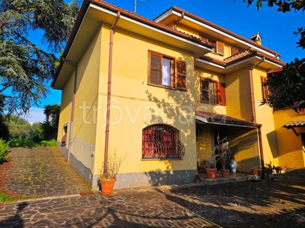 casa indipendente in vendita ad Albano Laziale in zona Pavona