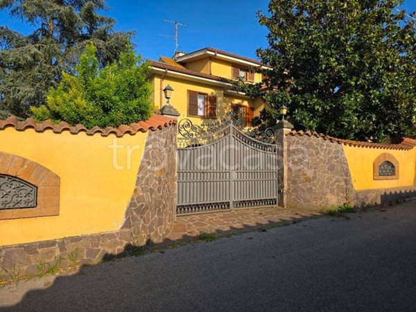 casa indipendente in vendita ad Albano Laziale in zona Pavona