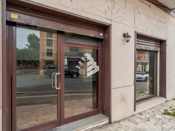 negozio in vendita ad Albano Laziale in zona Cecchina