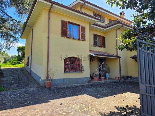 casa indipendente in vendita ad Albano Laziale in zona Pavona