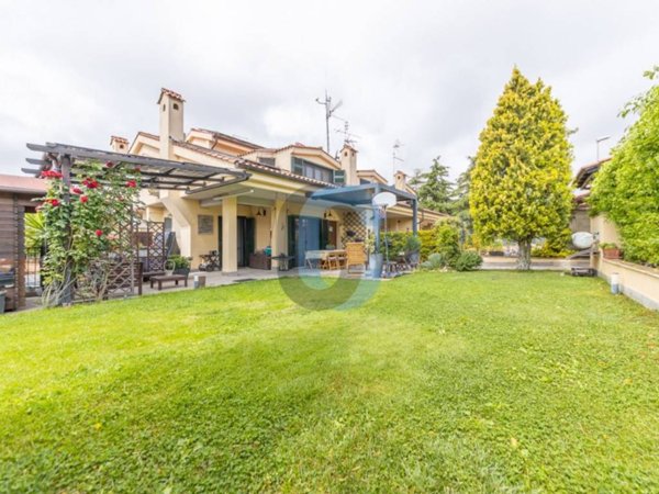 casa indipendente in vendita ad Albano Laziale in zona Cecchina