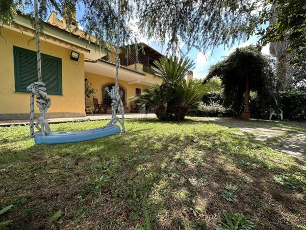 casa indipendente in vendita ad Albano Laziale in zona Pavona