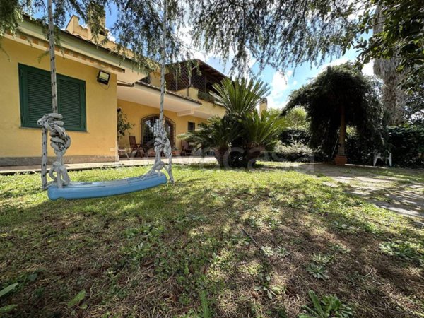 casa indipendente in vendita ad Albano Laziale in zona Pavona