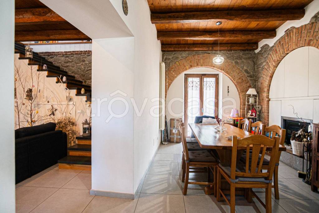 casa indipendente in vendita ad Albano Laziale in zona Pavona