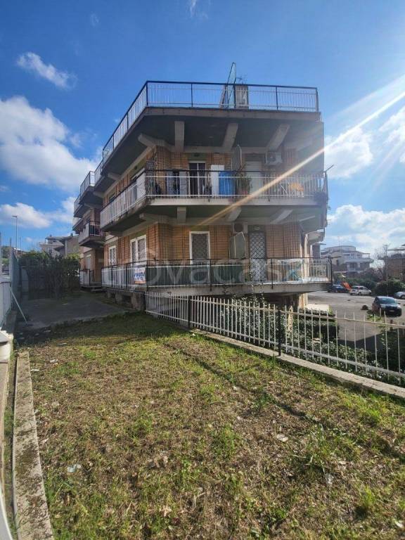 appartamento in vendita ad Albano Laziale in zona Cecchina