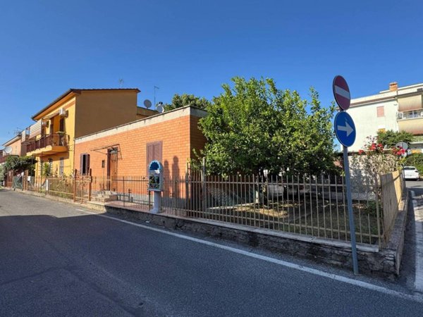 casa indipendente in vendita ad Albano Laziale in zona Pavona