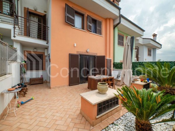 casa indipendente in vendita ad Albano Laziale in zona Cecchina