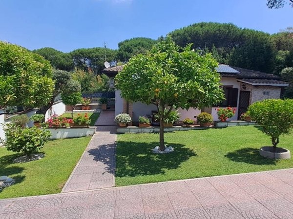 casa indipendente in vendita ad Albano Laziale in zona Pavona