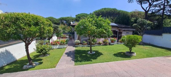 casa indipendente in vendita ad Albano Laziale in zona Pavona