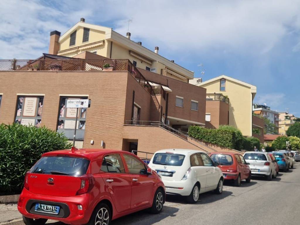 locale commerciale in vendita ad Albano Laziale