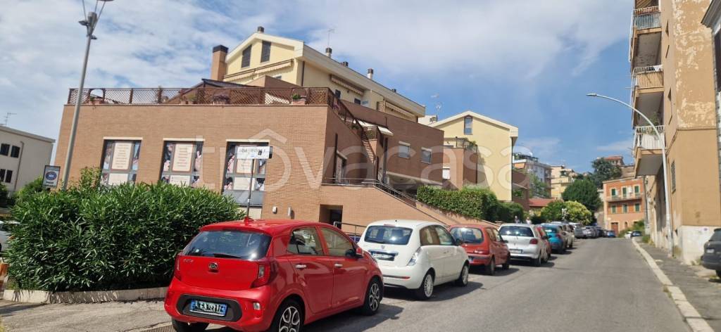 locale commerciale in vendita ad Albano Laziale