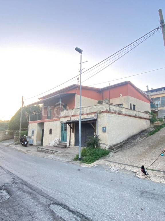 casa indipendente in vendita ad Albano Laziale in zona Cecchina