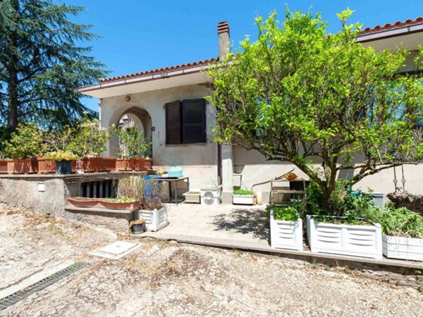 casa indipendente in vendita ad Albano Laziale in zona Cecchina