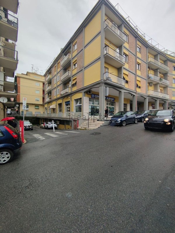 locale commerciale in vendita ad Albano Laziale