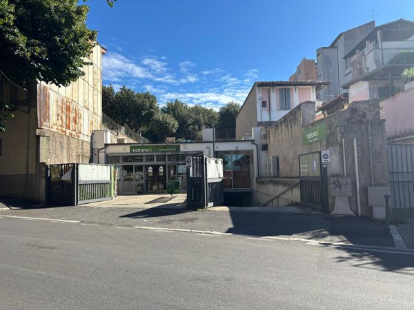 locale commerciale in vendita ad Albano Laziale