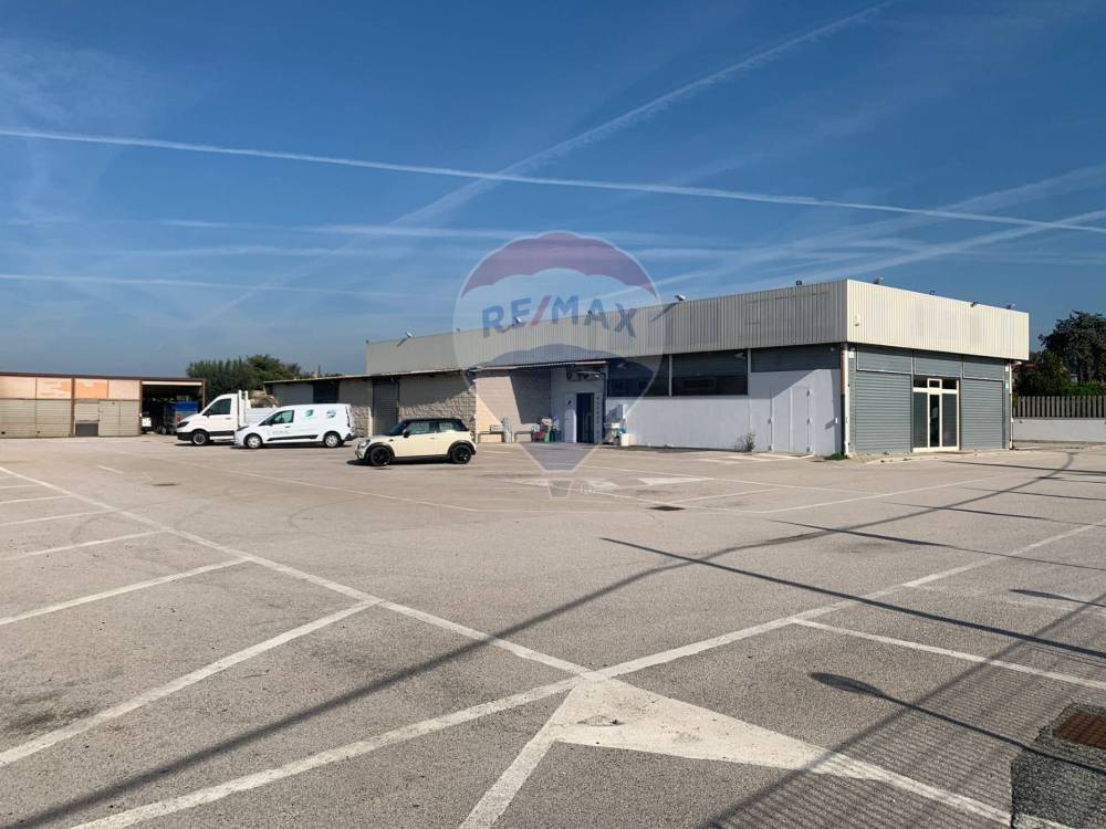 locale commerciale in vendita ad Albano Laziale in zona Pavona