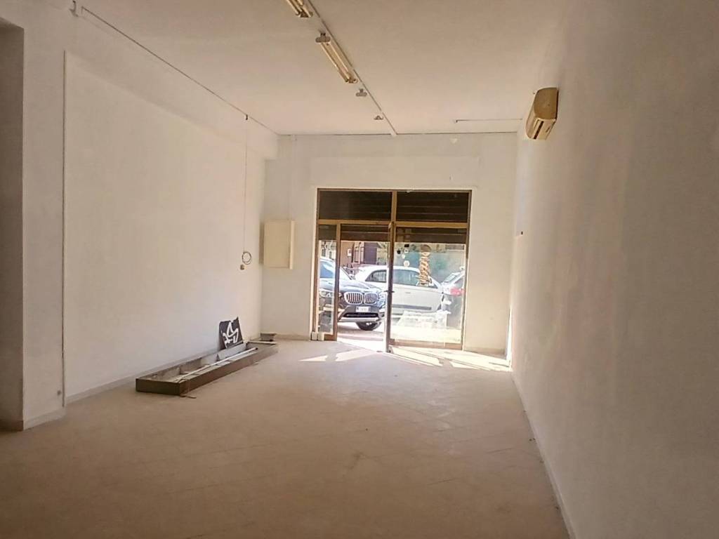negozio in vendita ad Albano Laziale in zona Pavona