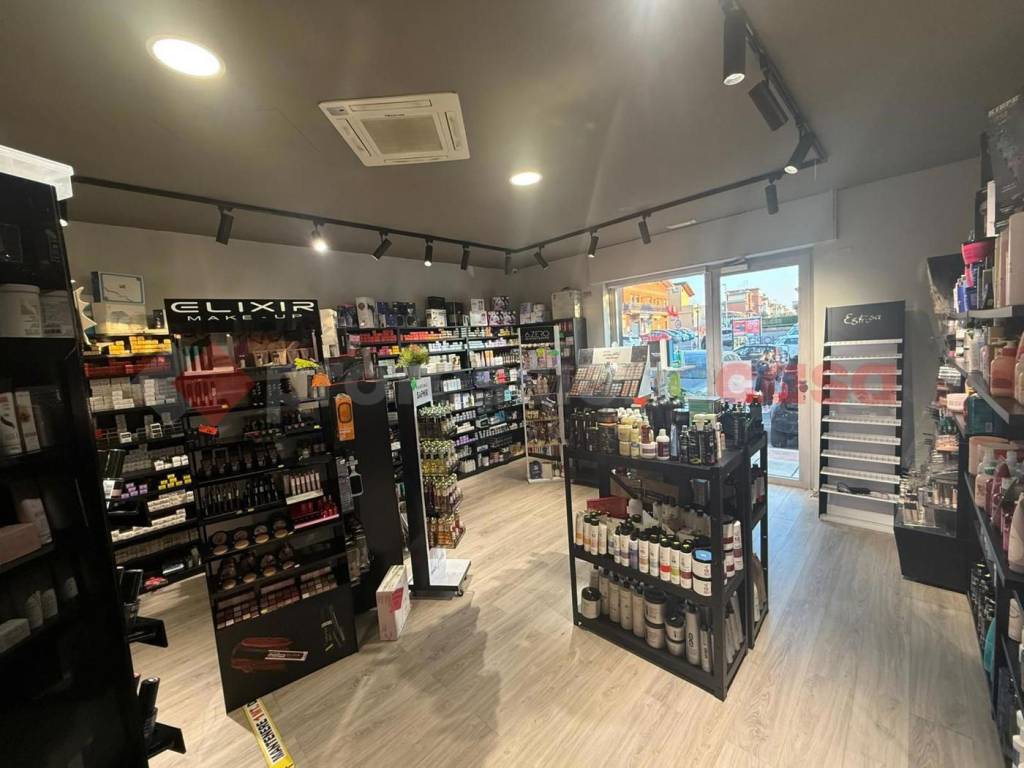 negozio in vendita ad Albano Laziale in zona Pavona