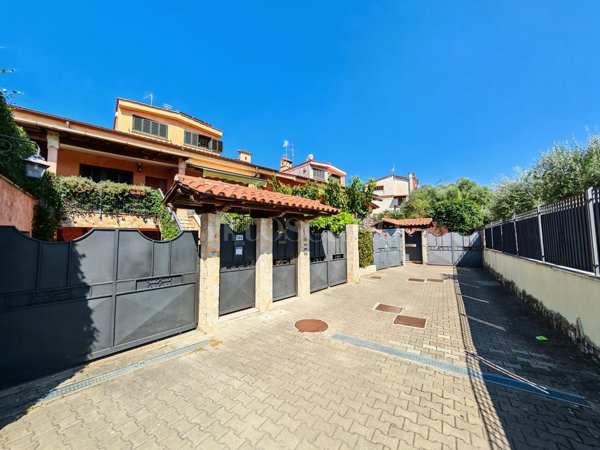 villa in vendita ad Albano Laziale in zona Cecchina