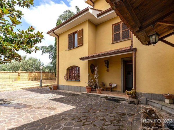casa indipendente in vendita ad Albano Laziale in zona Pavona