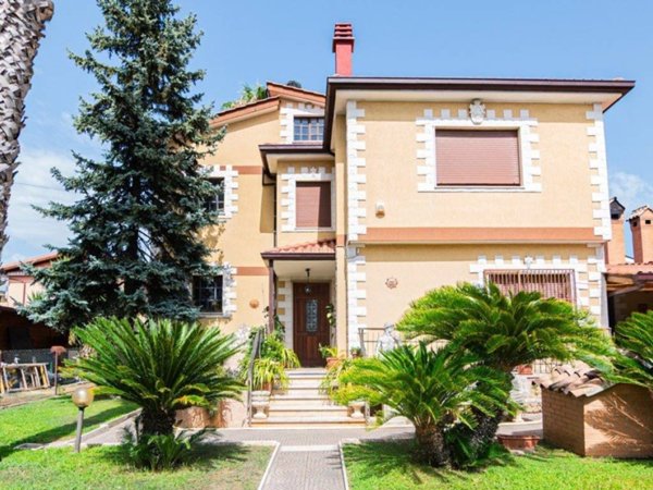 casa indipendente in vendita ad Albano Laziale in zona Pavona